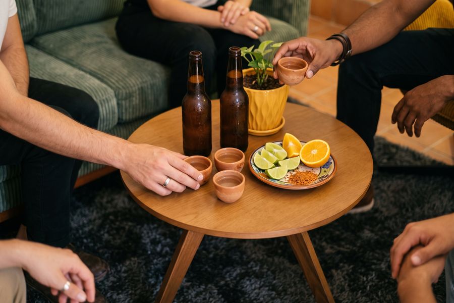 Mezcal, cerveza y botana sobre la mesita del Tiny Room antes de salir