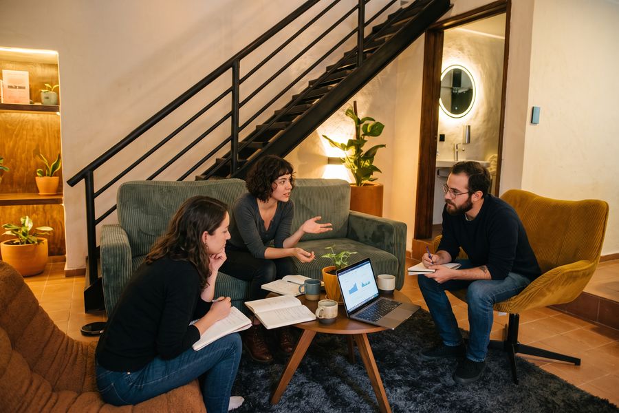 Cuatro personas en un taller alrededor de la mesita redonda del Tiny Room